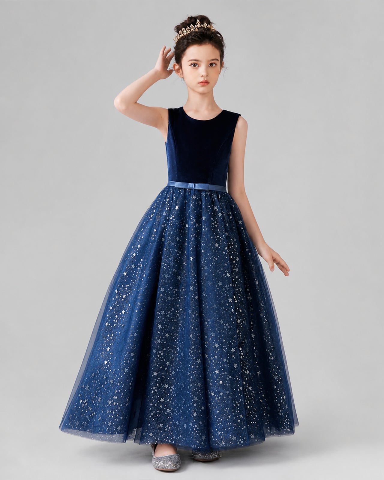 Navy Blue Velvet and Tulle Formal Dress Front View. Image principale du produit