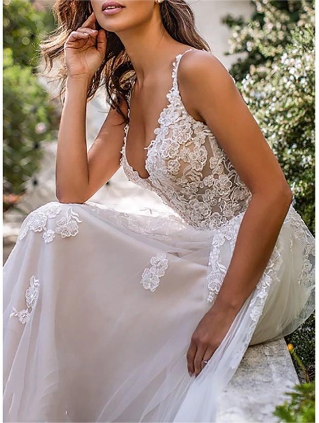 A-Line Backless Long Wedding Dress 3D Lace Flower Applique V Neck Spaghetti Straps Bride Gowns Long Train